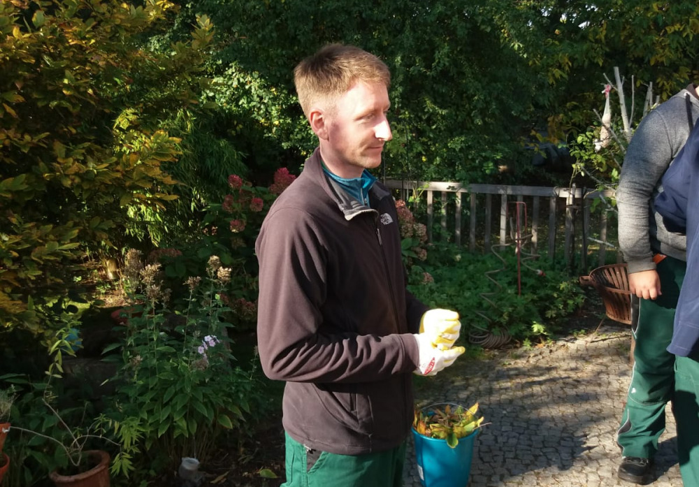 Herr Reble, visitBerlin, in der Gartenwerkstatt