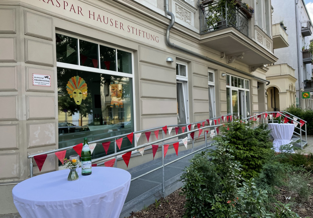 Mit Wimpeln geschmückte Fassade Flora 23