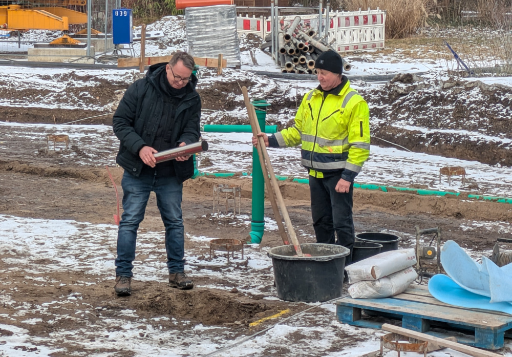 Einlassen der Zeitkapsel in das Fundament